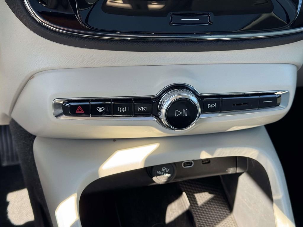 Used 2023 Volvo XC40 B5 Ultimate w/ Climate Package image 27