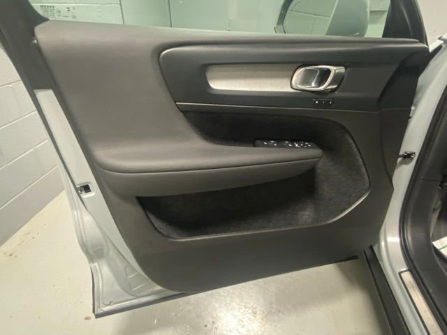 Certified 2025 Volvo XC40 B5 Core image 7