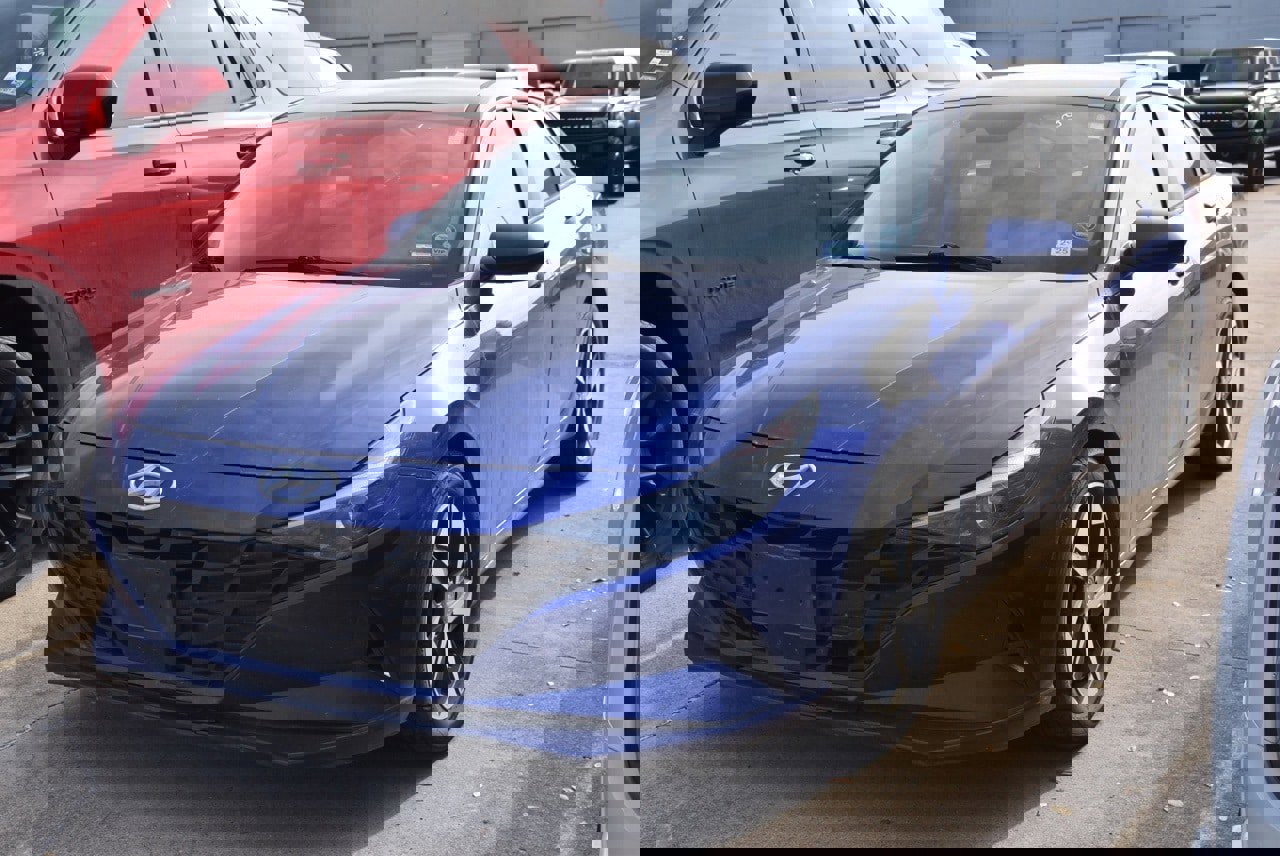 Used 2023 Hyundai Elantra SEL w/ Convenience Package image 2