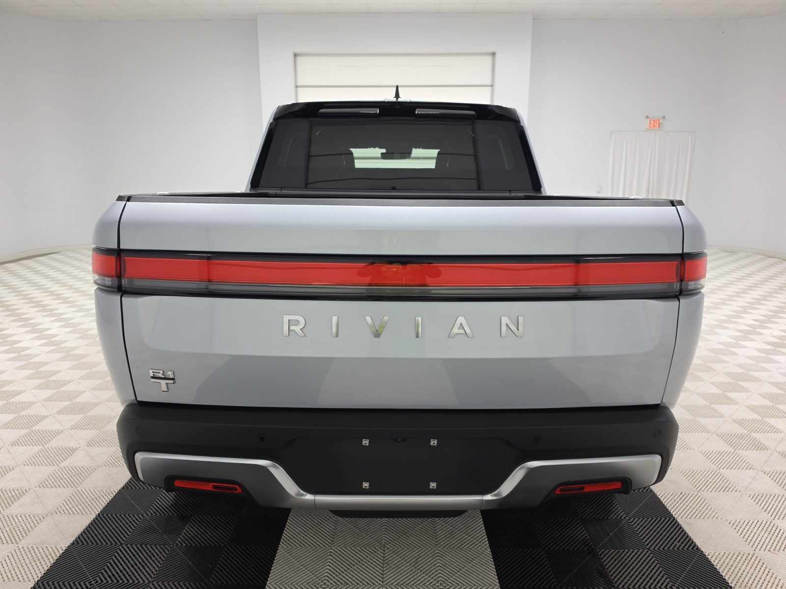 Used 2023 Rivian R1T Adventure Dual AWD/4WD image 4
