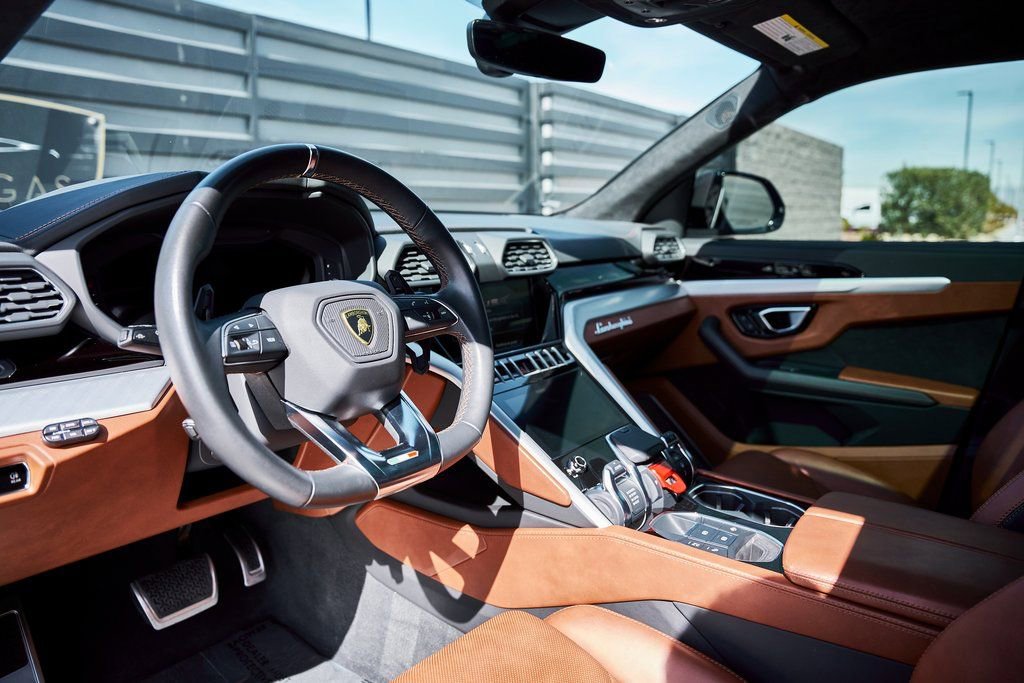 Used 2023 Lamborghini Urus S AWD/4WD image 2