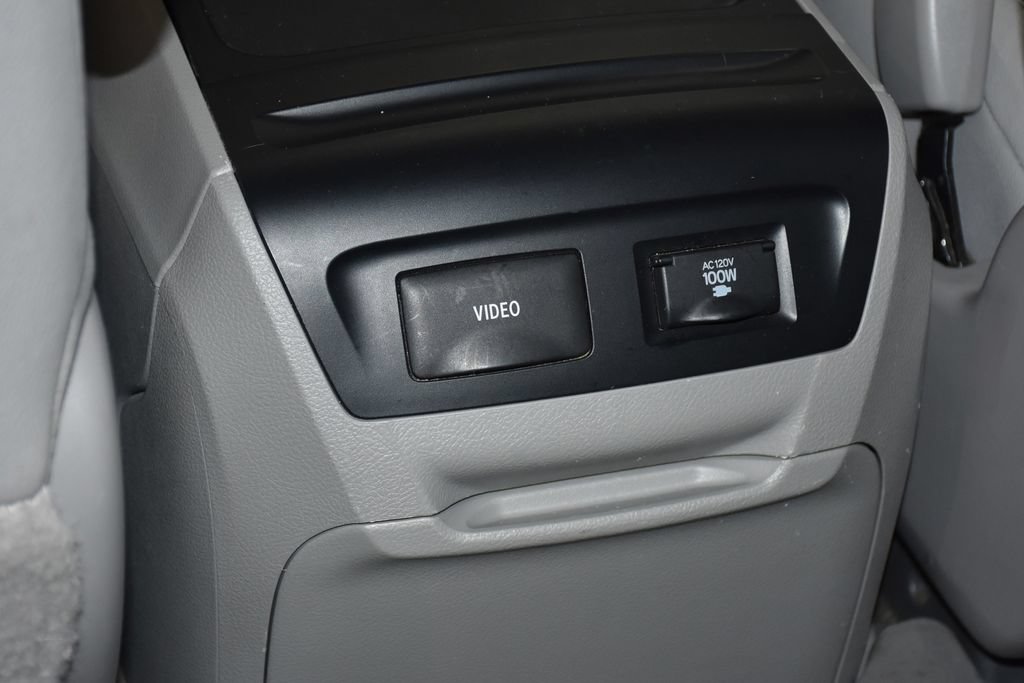 Used 2015 Toyota Sienna XLE Premium FWD image 25