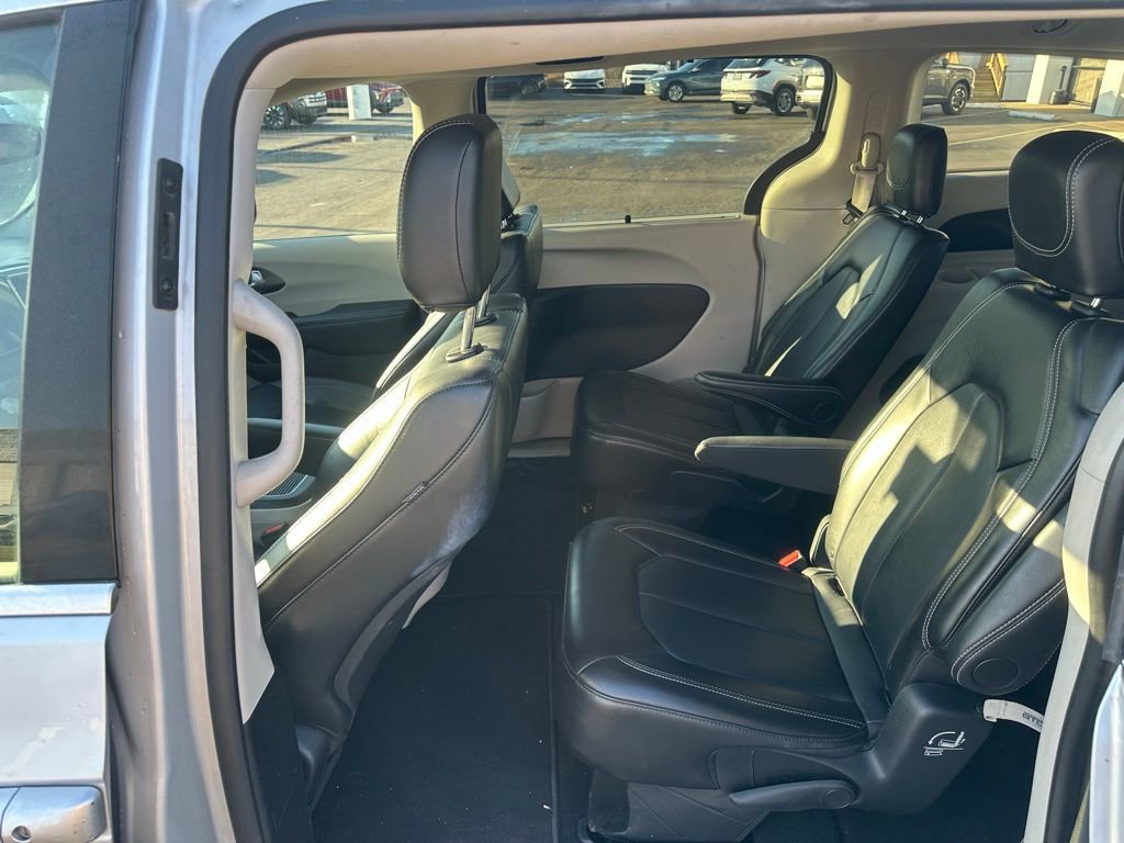 Used 2024 Chrysler Pacifica Touring-L image 20