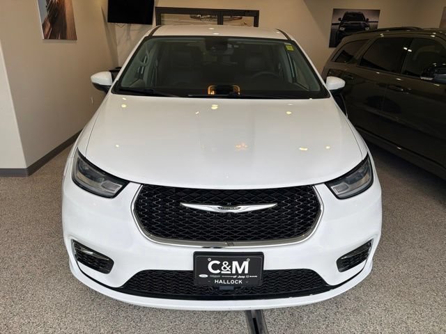 Used 2023 Chrysler Pacifica Touring-L FWD image 2