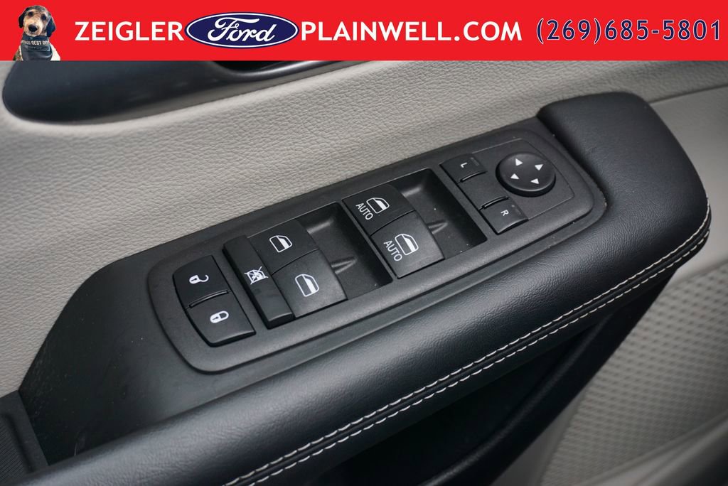 Used 2023 Chrysler Pacifica Touring-L FWD image 31