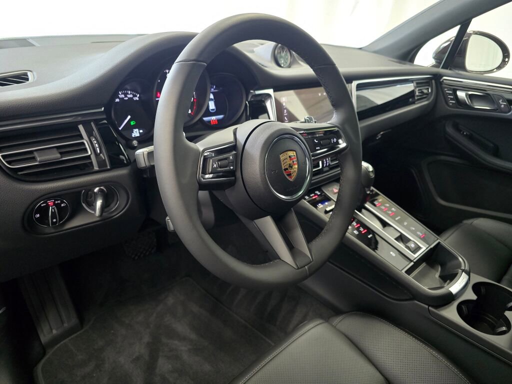 New 2025 Porsche Macan image 4