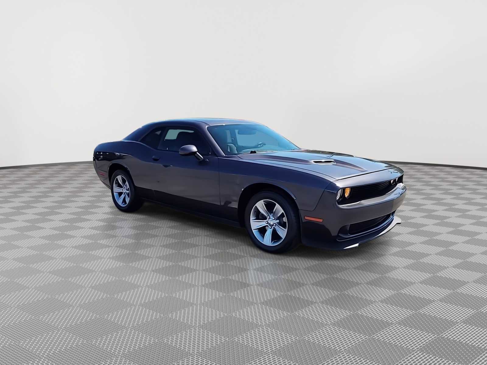 Used 2016 Dodge Challenger SXT image 2