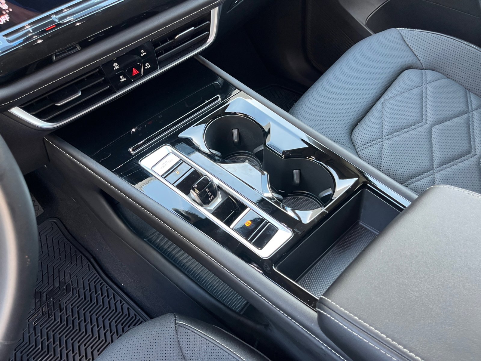 Used 2025 Volkswagen Atlas SE image 23