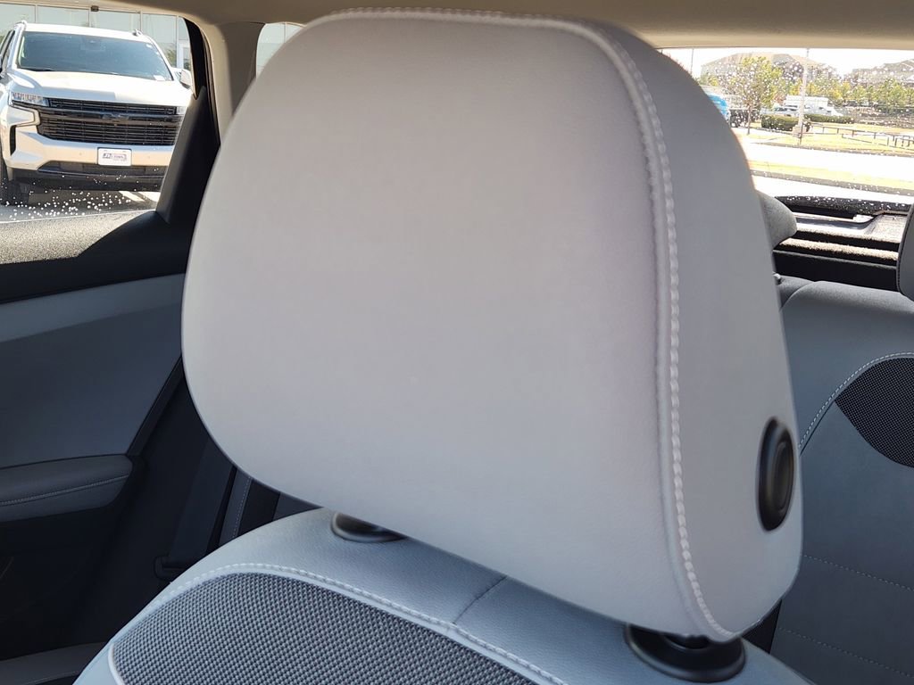 Used 2024 Volkswagen Taos SE image 15