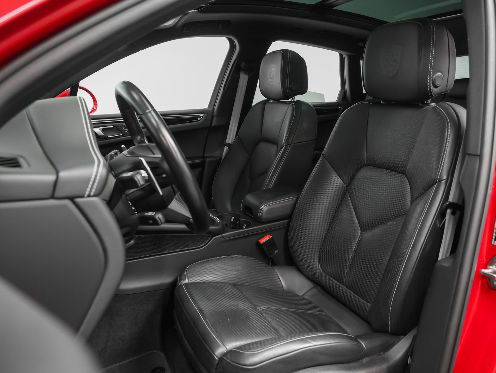 Certified 2023 Porsche Macan AWD/4WD image 5