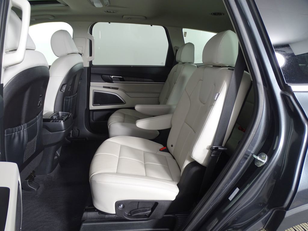 Used 2024 Kia Telluride EX w/ EX Captain's Chair Package image 13