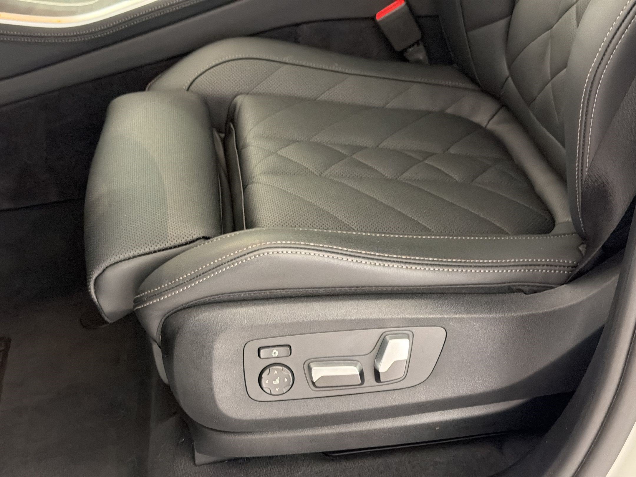 Used 2026 BMW X5 xDrive50e w/ M Sport Package AWD/4WD image 15