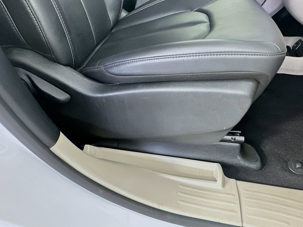 Used 2024 Chrysler Pacifica Touring-L image 22