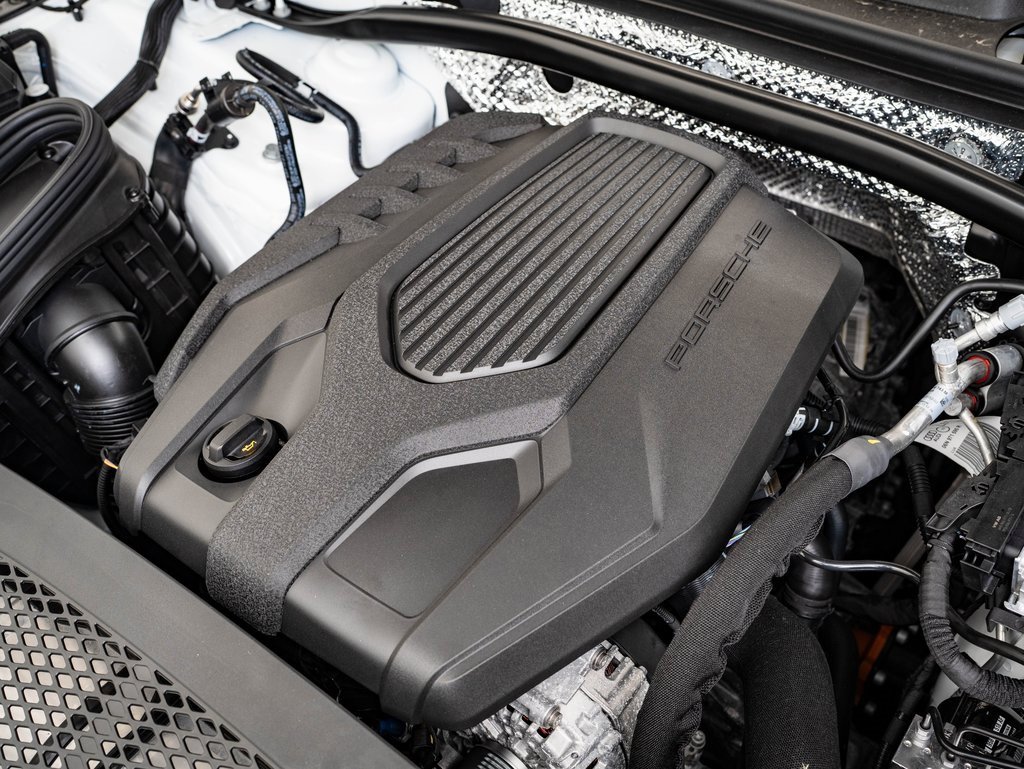 Certified 2025 Porsche Macan image 37