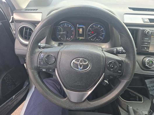 Used 2018 Toyota RAV4 LE FWD image 5