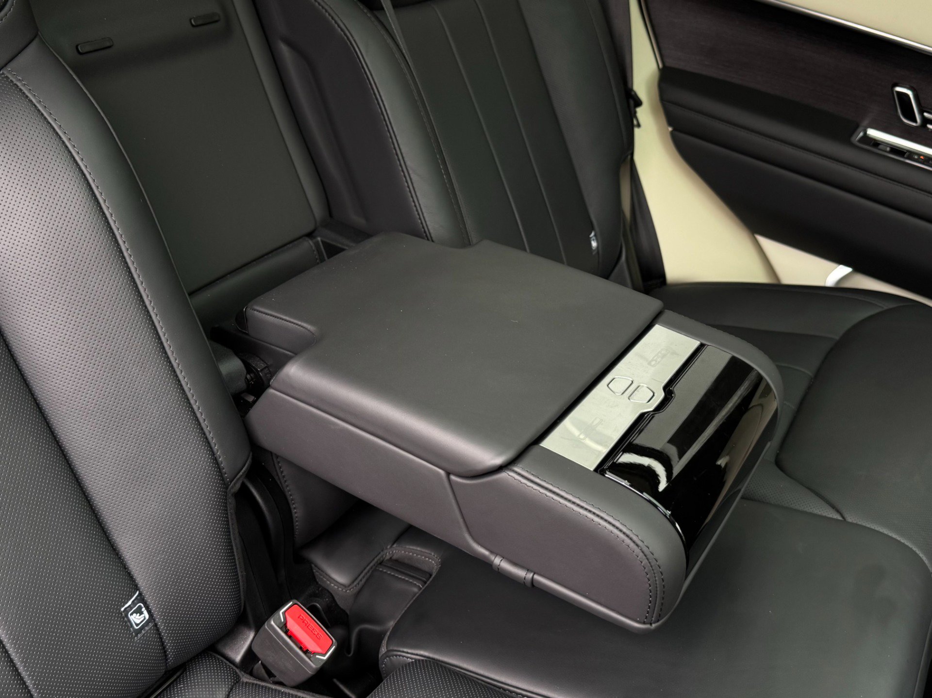 Used 2024 Land Rover Range Rover SE image 37