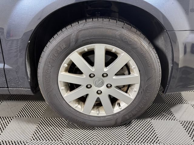 Used 2014 Chrysler Town & Country Touring FWD image 11
