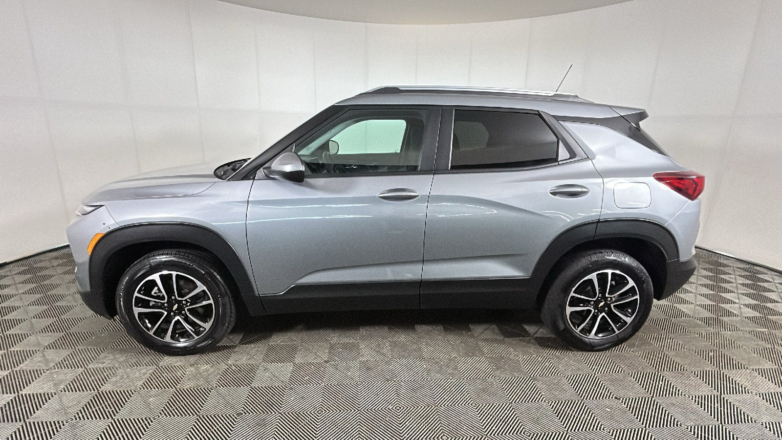Used 2025 Chevrolet TrailBlazer LT AWD/4WD image 6