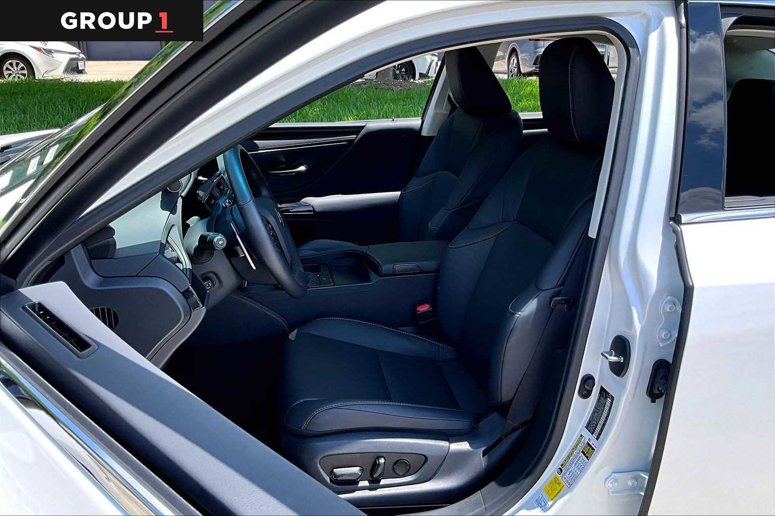 Used 2025 Lexus ES 350 w/ Premium Package FWD image 7