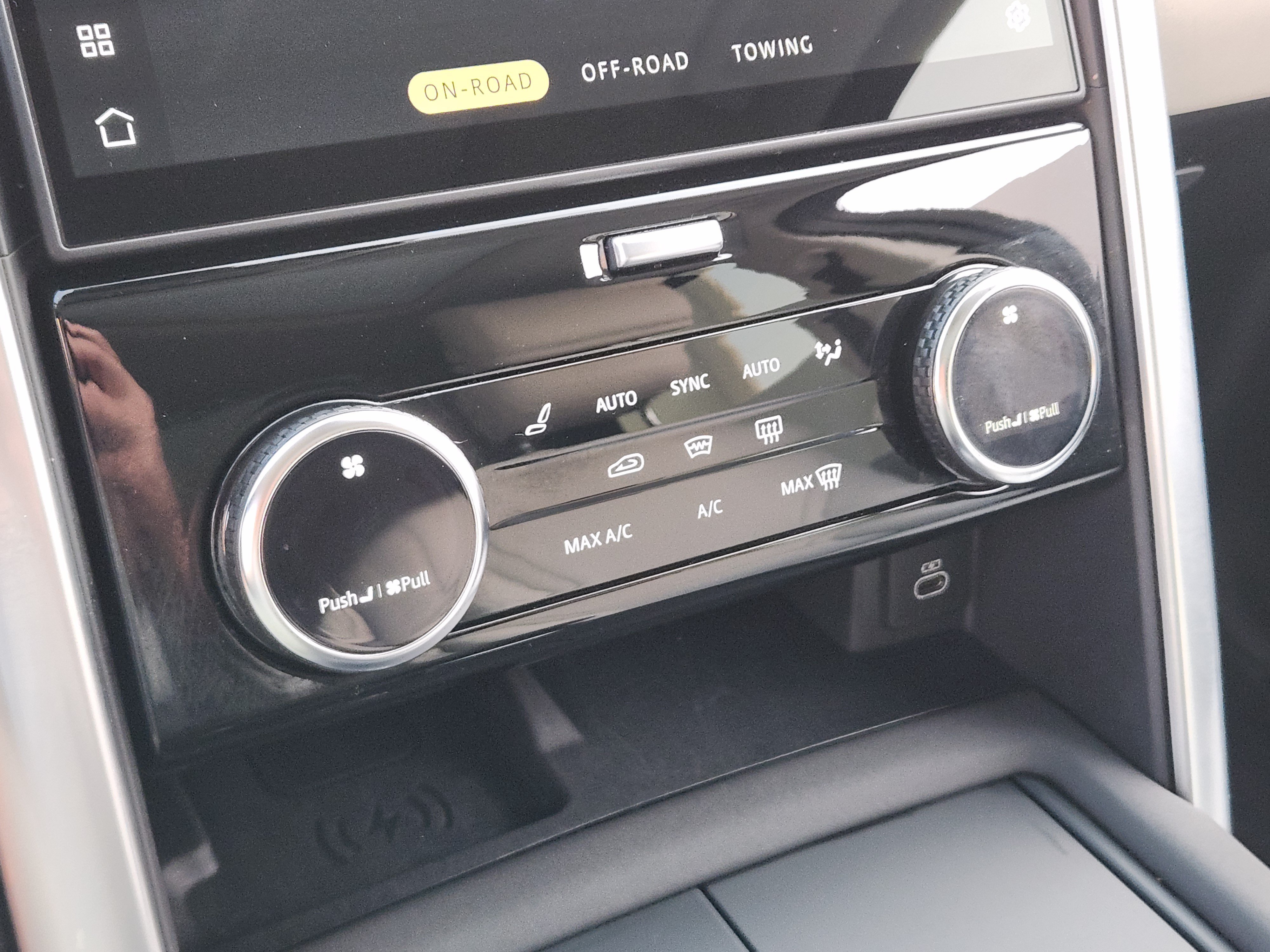 Certified 2025 Land Rover Discovery S AWD/4WD image 15
