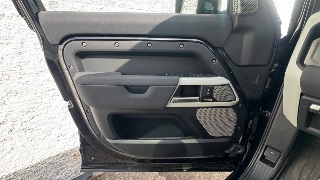 Used 2023 Land Rover Defender 130 SE image 18