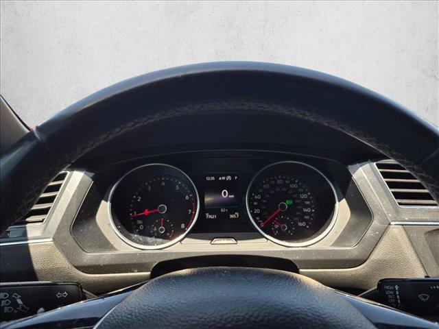 Used 2018 Volkswagen Tiguan SEL w/ R-Line Package FWD image 9