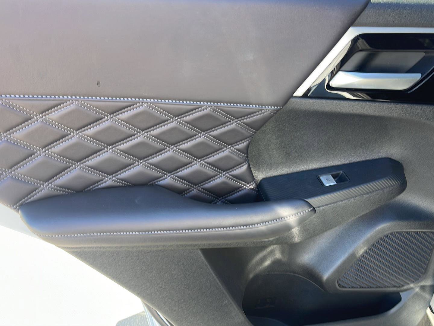 Used 2025 Mitsubishi Outlander 4WD Plug-In Hybrid image 25