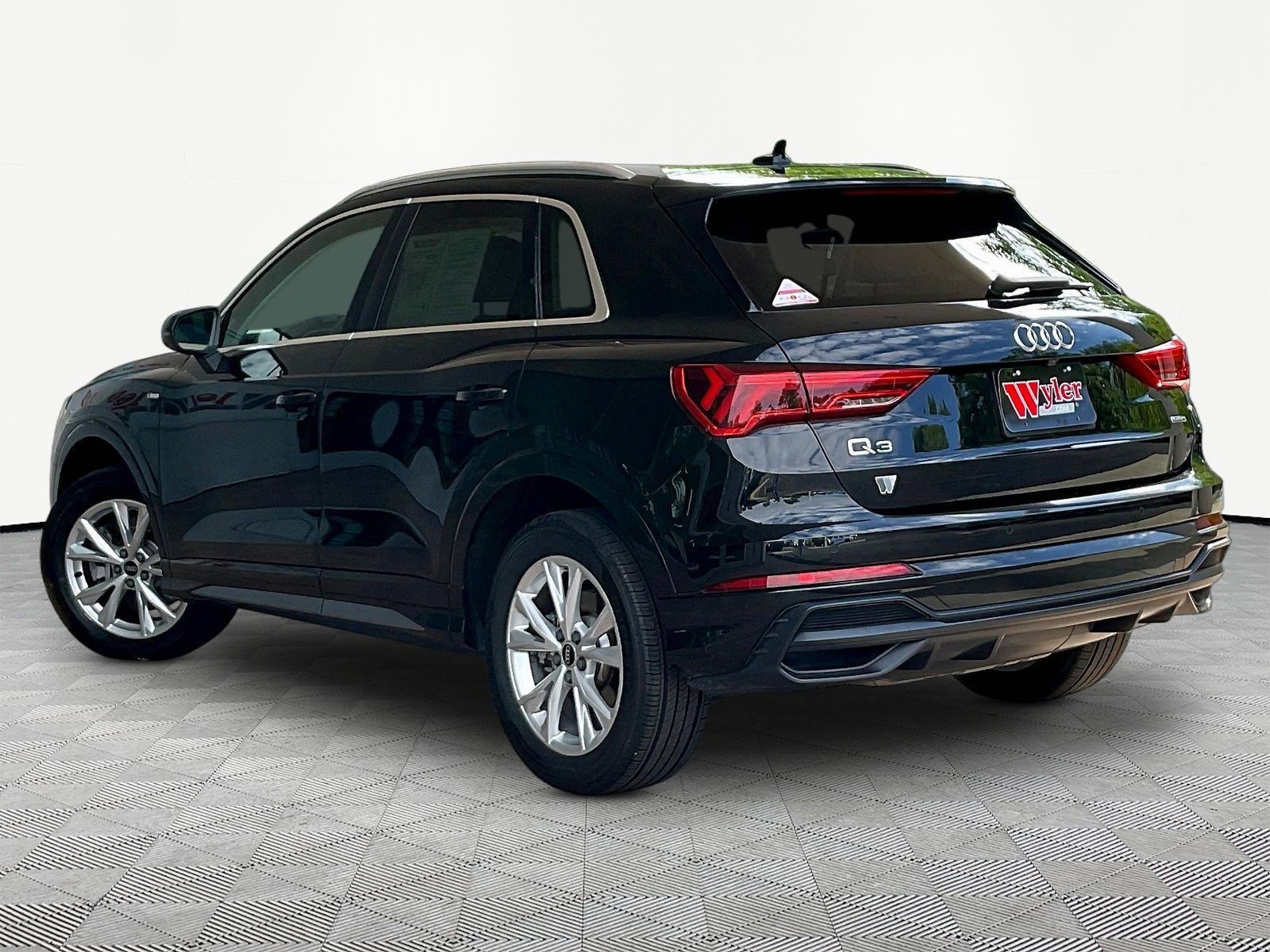 Used 2021 Audi Q3 2.0T Premium w/ Convenience Package AWD/4WD image 4