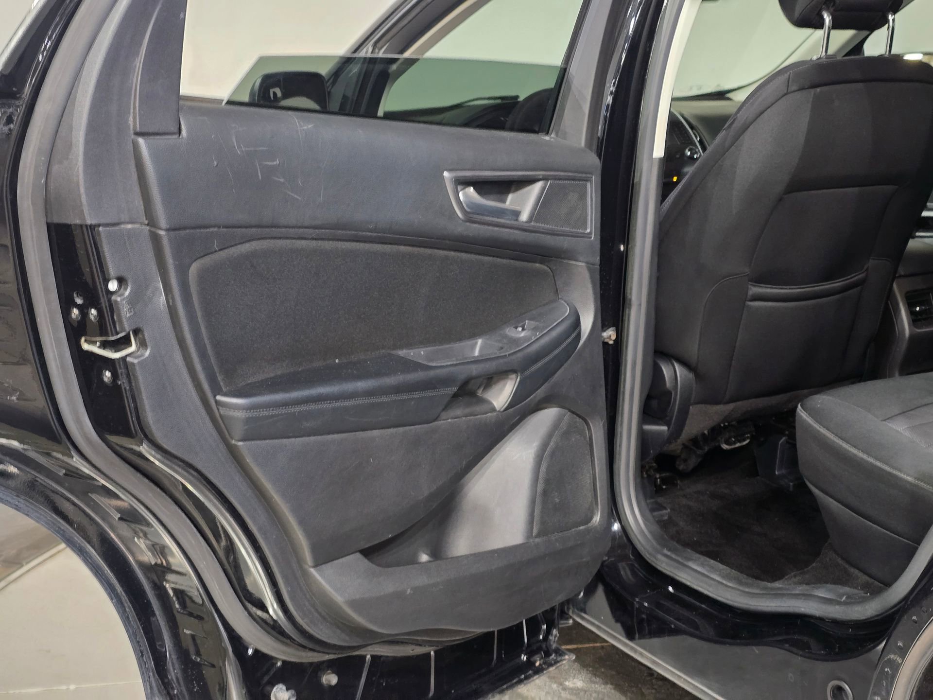 Used 2017 Ford Edge SE image 28