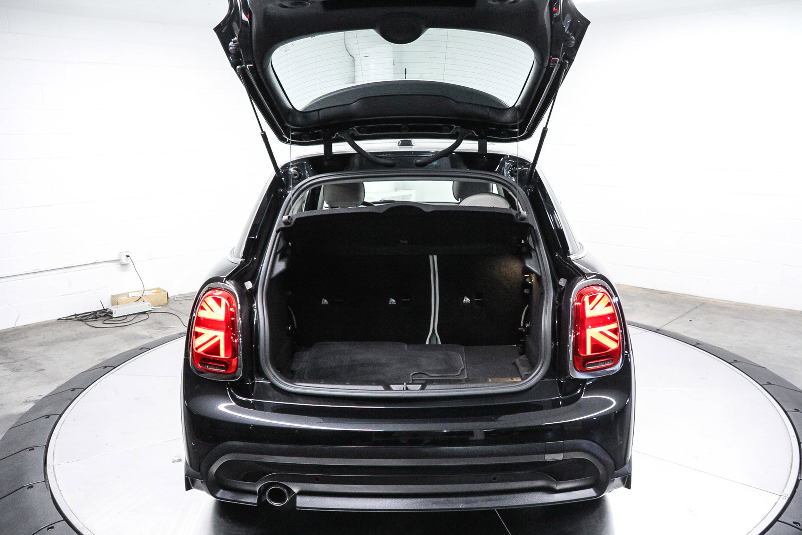 Certified 2023 MINI Cooper 4-Door Hardtop w/ Signature Upholstery Package FWD image 26