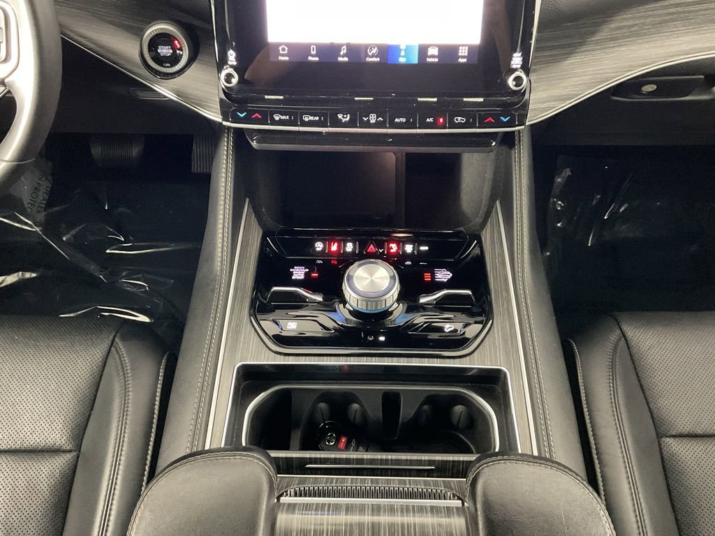 Used 2024 Jeep Wagoneer Series III w/ Flexible Seating Group image 15