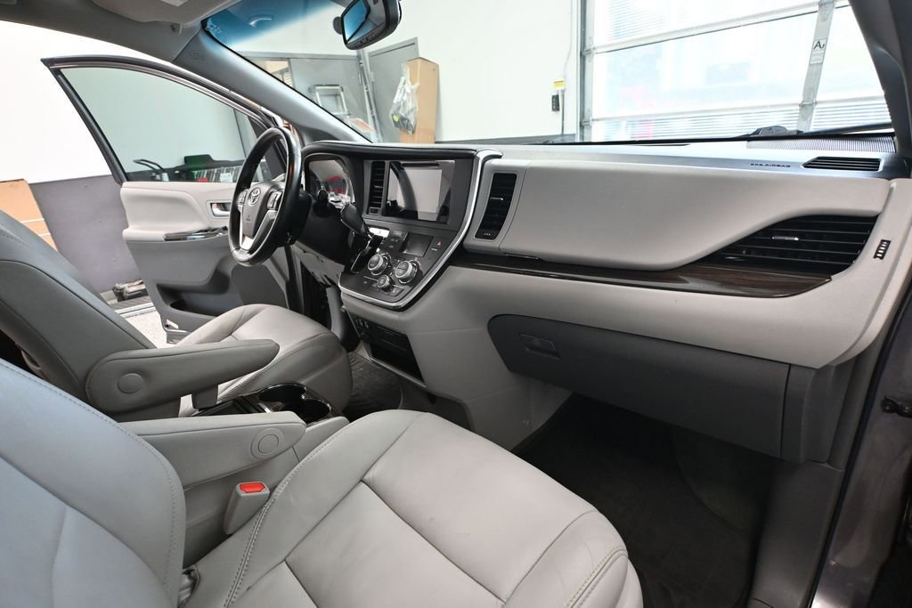 Used 2015 Toyota Sienna XLE AWD/4WD image 50