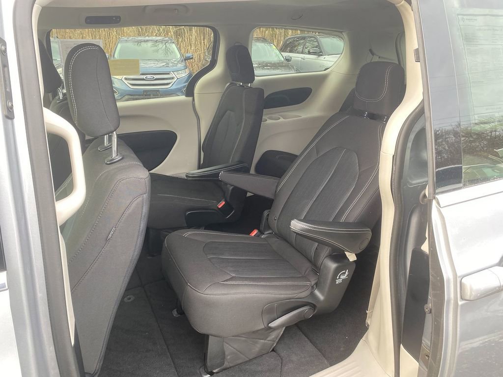 Used 2020 Chrysler Voyager LX image 24