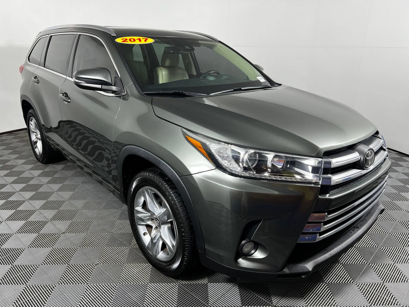 Certified 2017 Toyota Highlander Limited FWD image 3