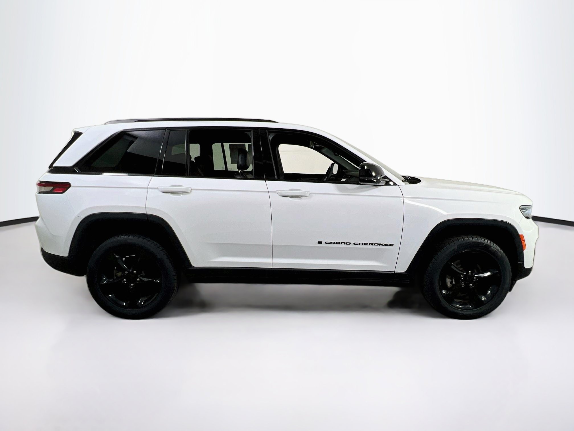 Used 2023 Jeep Grand Cherokee Altitude AWD/4WD image 4