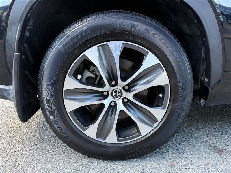 Used 2023 Toyota Highlander XLE FWD image 12