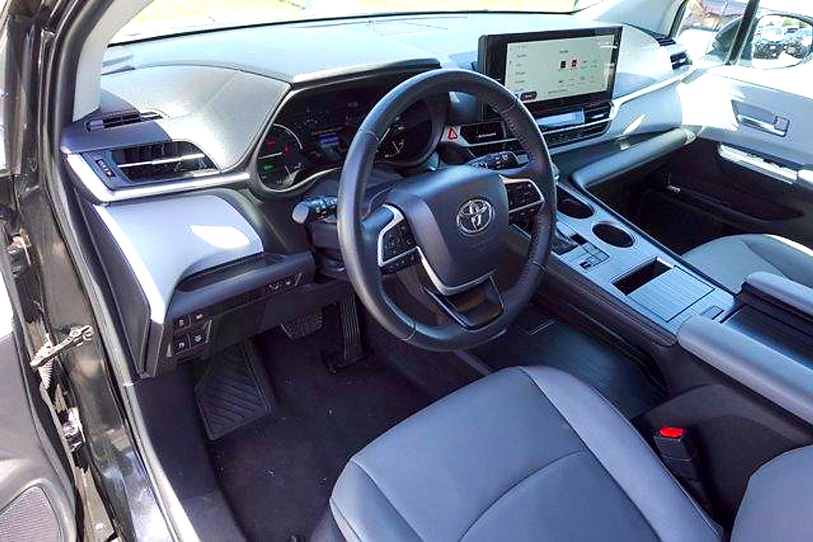 Certified 2025 Toyota Sienna XLE FWD image 9