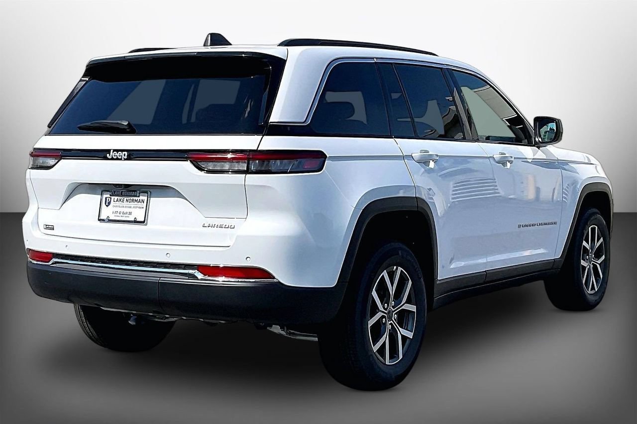 New 2027 Jeep Grand Cherokee Laredo RWD image 8