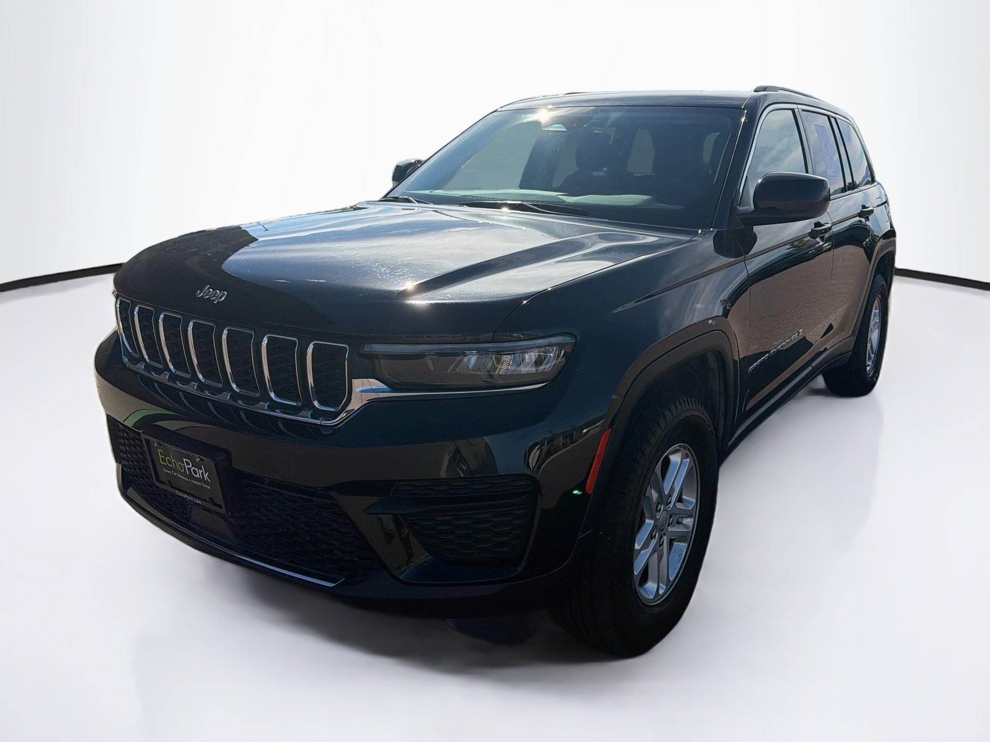 Used 2023 Jeep Grand Cherokee Laredo w/ Luxury Tech Group I AWD/4WD image 3