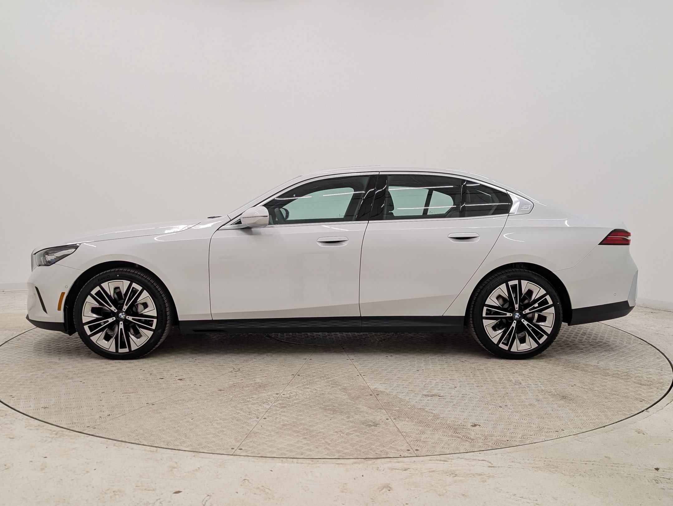 New 2026 BMW 530i RWD image 2