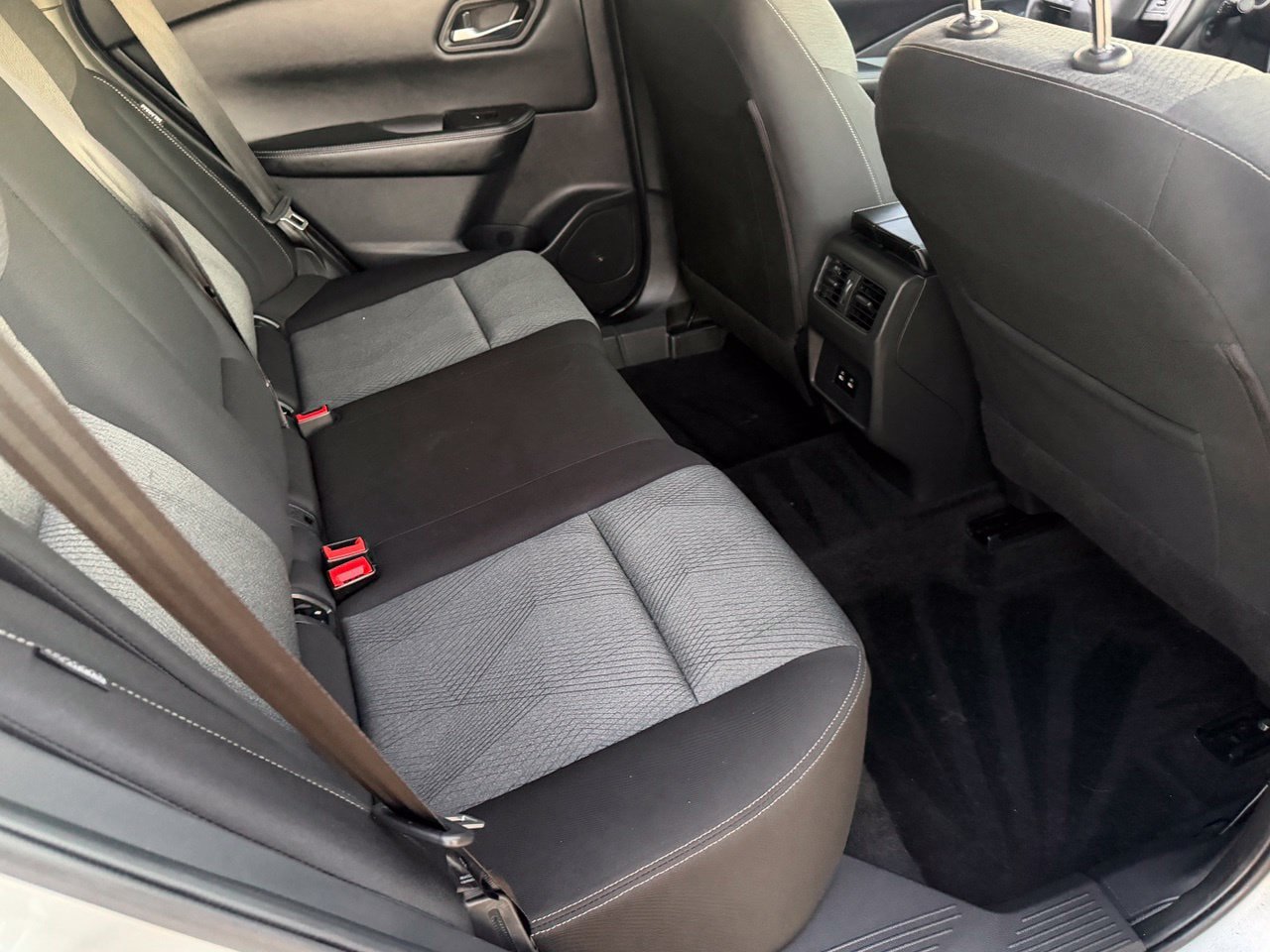 Certified 2025 Nissan Rogue SV FWD image 34