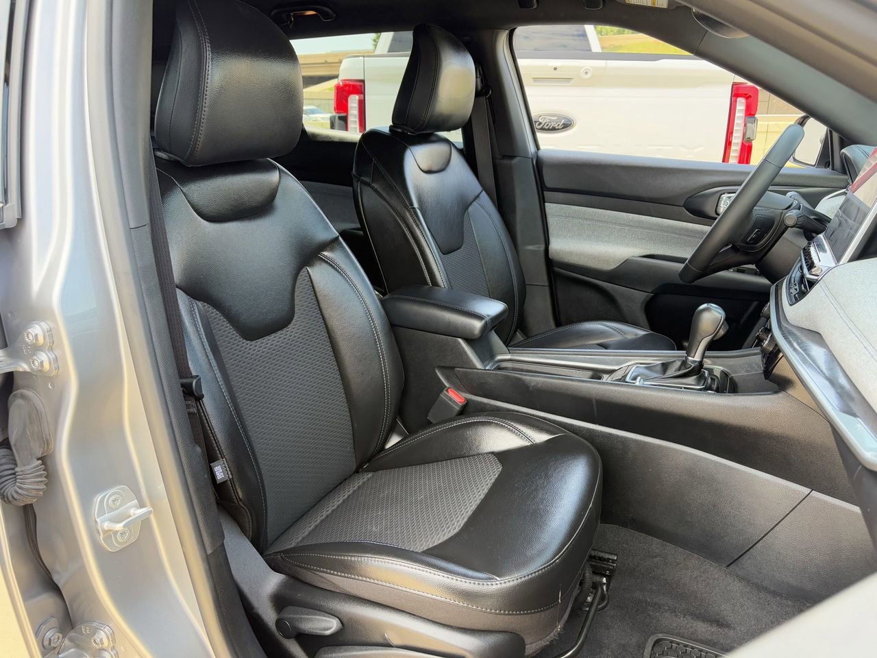 Used 2023 Jeep Compass Latitude w/ Convenience Group AWD/4WD image 32