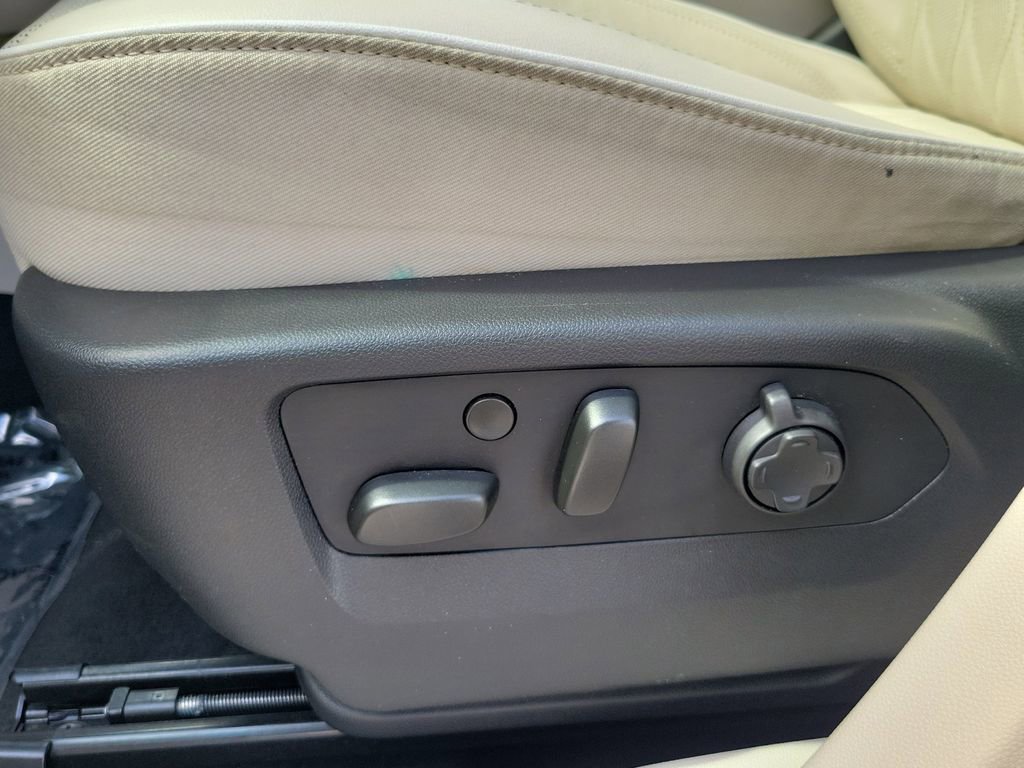 Used 2021 Buick Envision Avenir w/ Technology Package II image 22