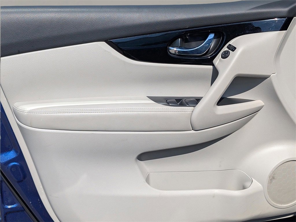 Used 2022 Nissan Rogue Sport SL image 29