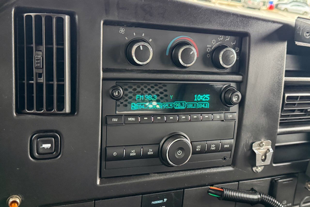 Used 2017 Chevrolet Express 2500 image 27