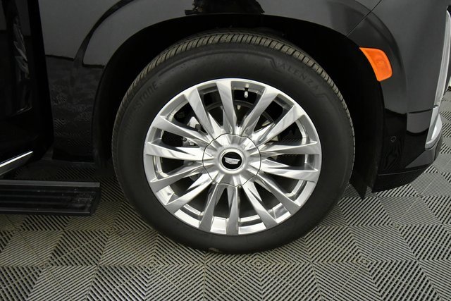 Used 2024 Cadillac Escalade ESV Premium Luxury w/ Performance Package image 21