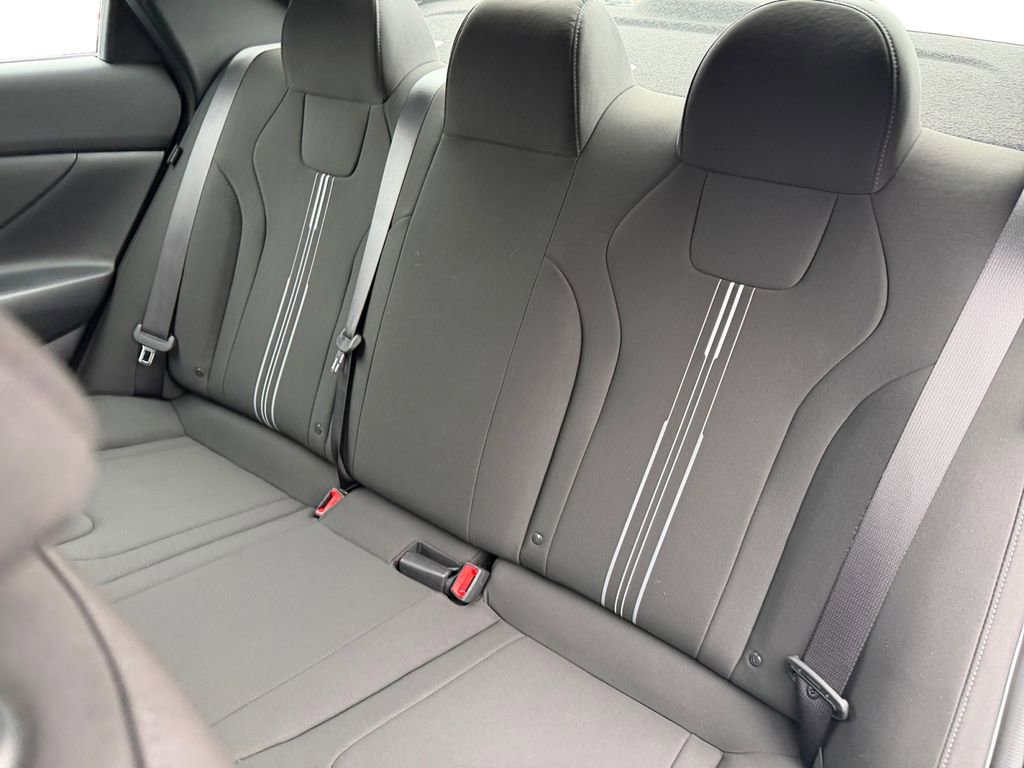 Used 2025 Hyundai Elantra Sport image 13