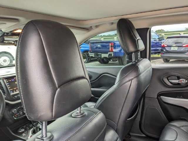 Used 2017 Jeep Cherokee Overland w/ Technology Group AWD/4WD image 18