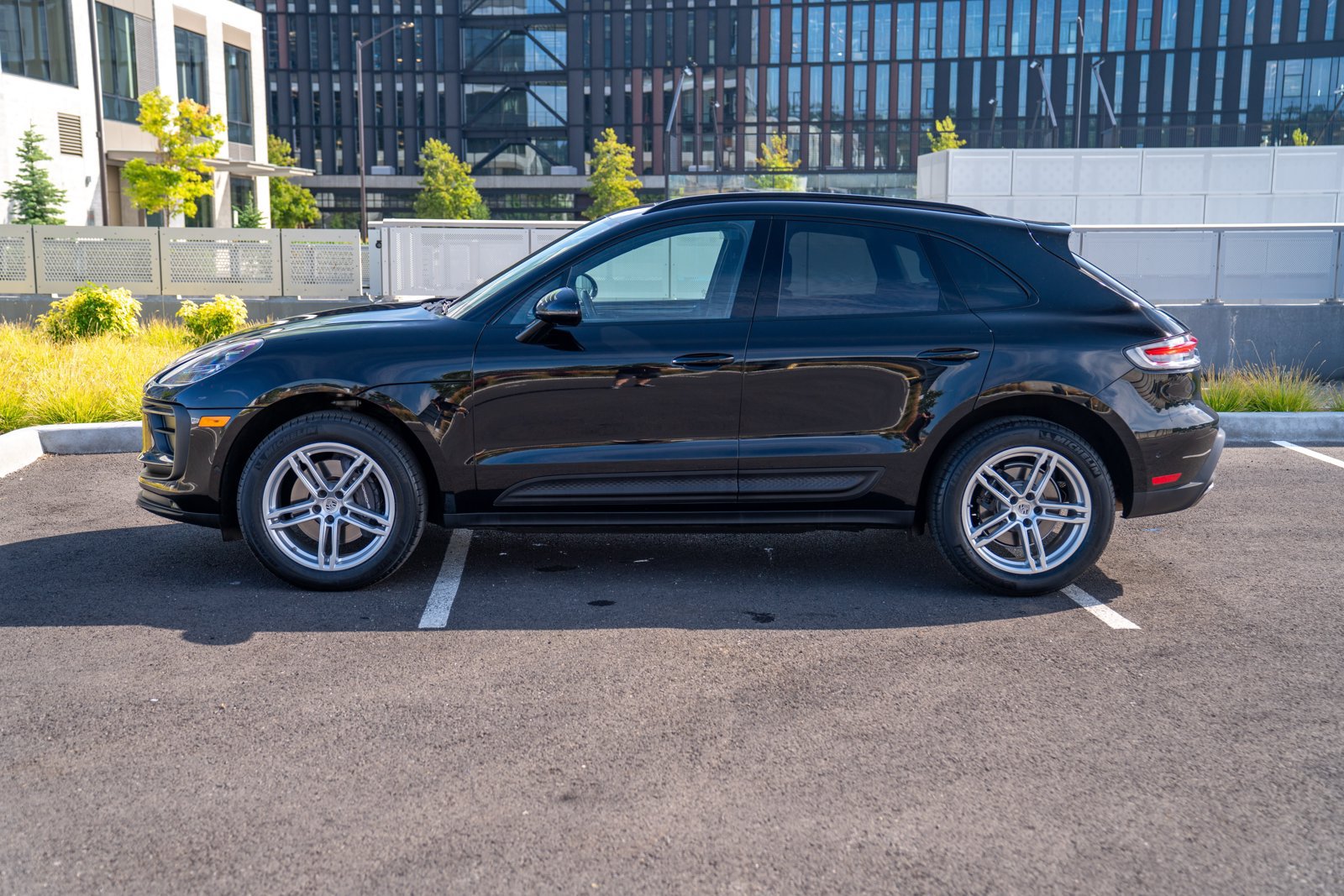 Certified 2024 Porsche Macan AWD/4WD image 2