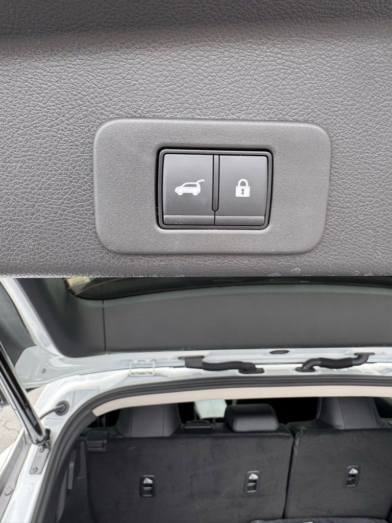 Used 2025 Nissan Murano SV AWD/4WD image 16